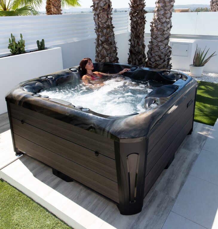 The Auckland 1 Lounger Hot Tub