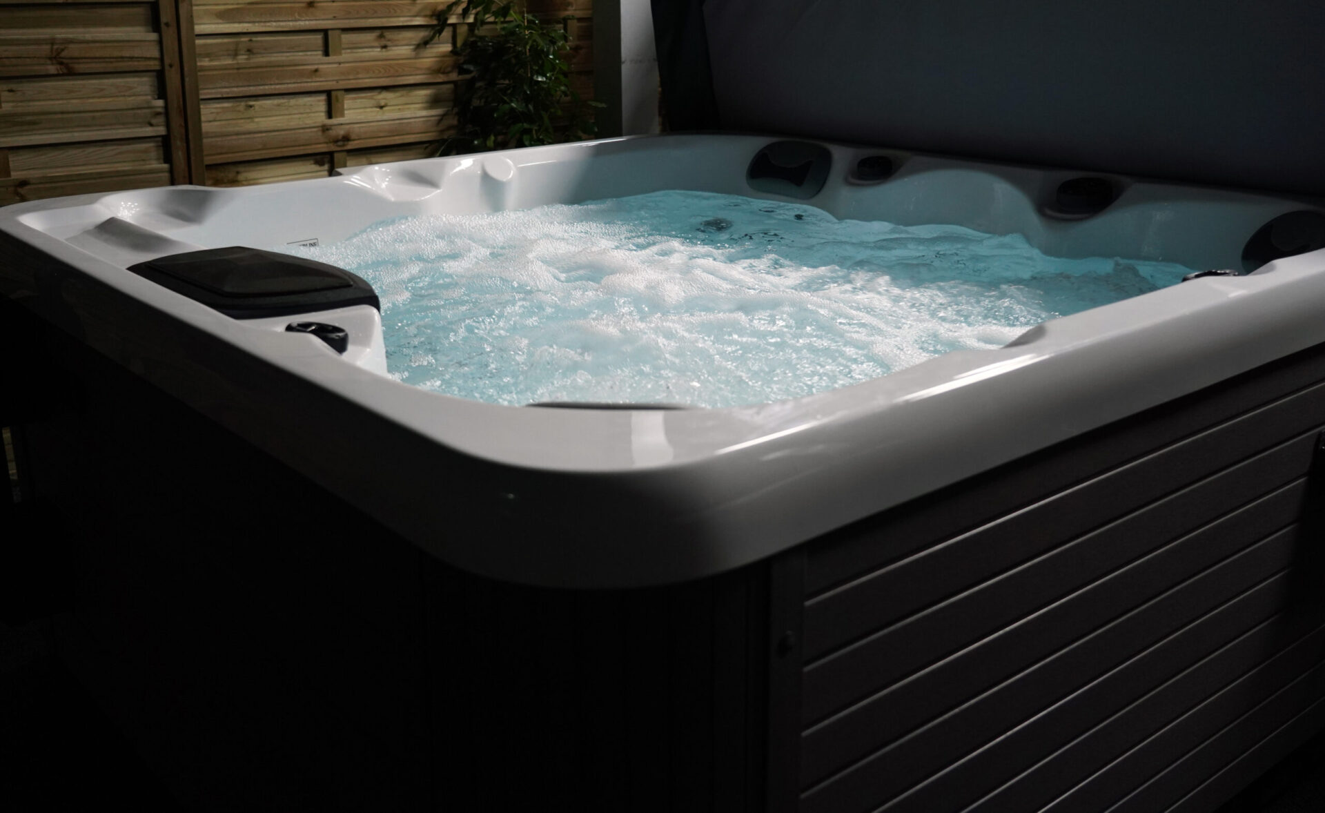 4 Reasons to Choose a Hard-Shelled Spa over an Inflatable Hot Tub blog image