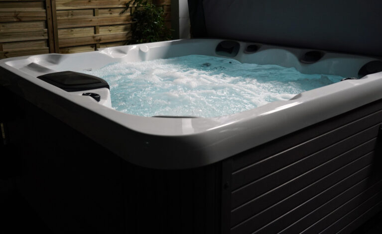 4 Reasons to Choose a Hard-Shelled Spa over an Inflatable Hot Tub