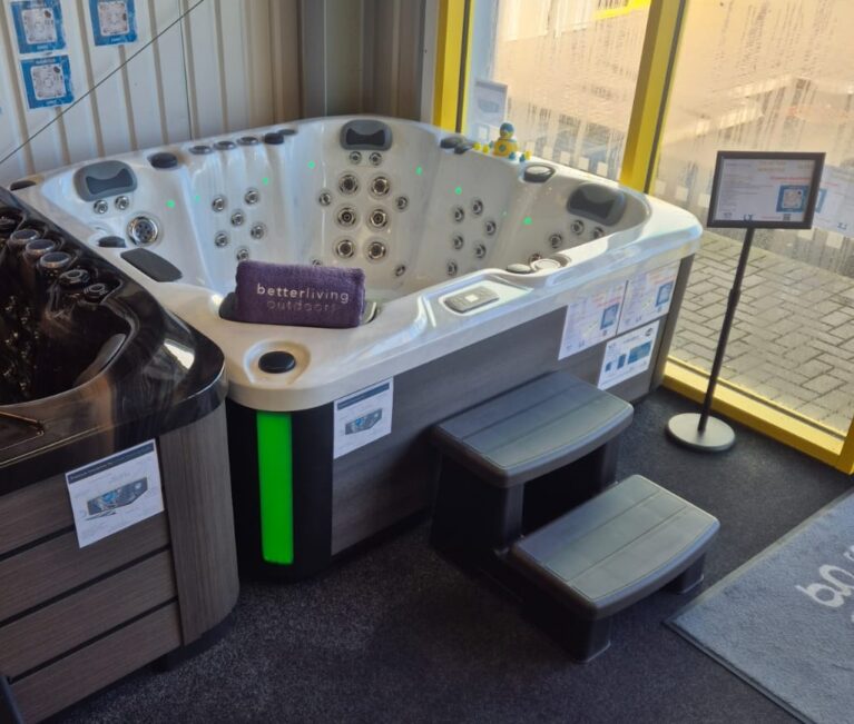 The New Mauritius 5 Person Hot Tub Ex-display Sale -one only!!!